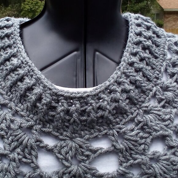 Hand Crafted Poncho w/sleeves size One-size, Color gray. - Picture 3 of 5